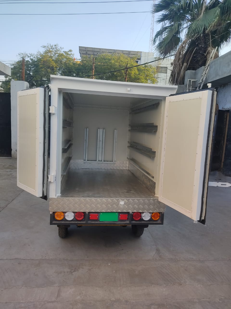 INSULATED SMALL CONTAINERS